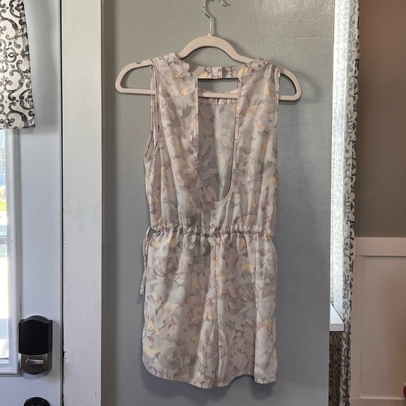 Urban Outfitters Kimchi Blue Tan Floral Open Back Romper size small - Picture 4 of 10
